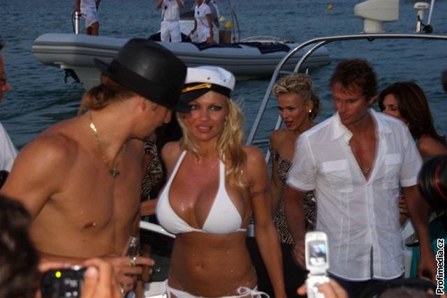 Pamela Andersonová a Kid Rock po obadu piplouvají na plá Nikki
