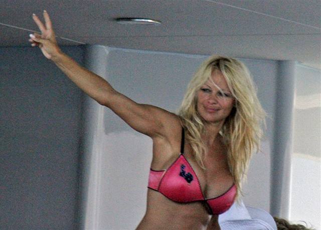 Pamela Andersonová ped svatbou pózuje fotografm (29. ervence 2006)