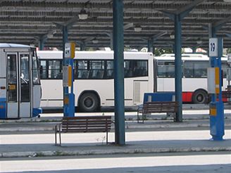 idi dojel  na autobusové nádraí a poté nedaleko odstavil svj stroj i se spící cestující. Ilustraní foto