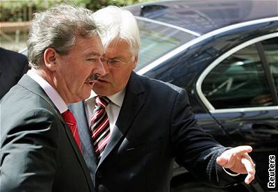 Lucemburský ministr zahranií Jean Asselborn (vlevo) a jeho nmecký protjek Frank-Walter Steinmeier ped jednáním v belgické metropoli.