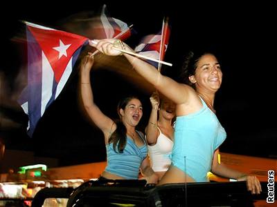 Kubánci ijící v Miami oslavovali v ulicích msta zdravotní problémy kubánského prezidenta. Ilustraní foto.