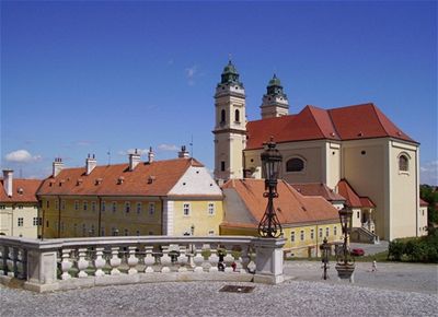 Pohled z Valtickho zmku na mstn kostel - Valtice