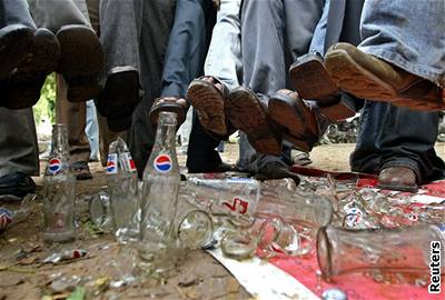 Lidé pi protestech proti výrob kodlivých nápoj rozbíjeli lahve od Coca-Coly a Pepsi.