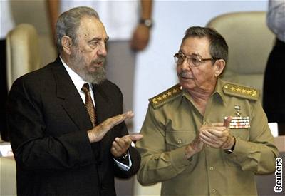 Fidel Castro s bratrem Raúlem, kterému doasn pedal moc.