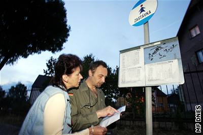 Vra a Antonín Novotní marn ekají na ranní spoj autobusem z obce Libouchec do Ústí nad Labem.