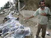 Bombardování vesnice Kana na jihu Libanonu si vyádalo 28 obtí, z toho 16 dtí.