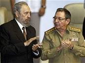 Fidel Castro s bratrem Raúlem, kterému doasn pedal moc.