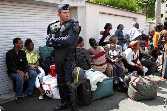 Francouzská policie vyklidila obí squat, kde bydleli i nelegální pisthovalci (17. srpna 2006)