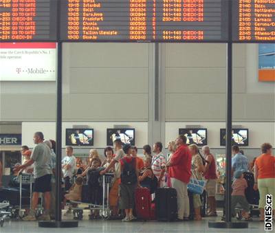 Cizinec ml v palubním zavazadle tubu s bílým prákem.