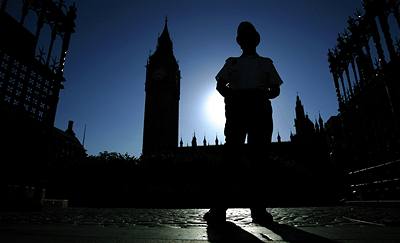 Hlídky ped budovou britského parlamentu byly zpísnny po útocích na Londýn v ervenci 2005.