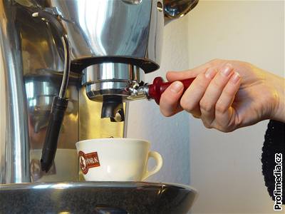 Jestli je káva správn namletá, poznáte podle toho, jak rychle tee do álku. Ilustraní foto