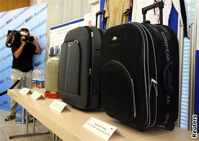 Policie na tiskové konferenci ve Wiesbadenu ukázala dva kufry, které skrývaly výbuná zaízení.