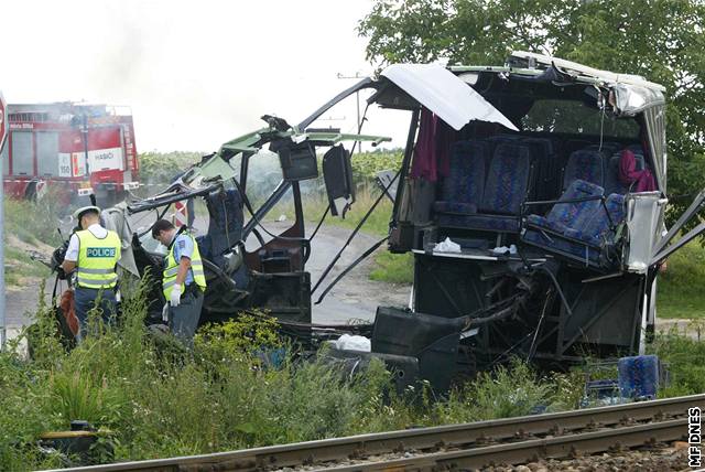 Autobus byl nárazem odhozen asi o ti metry.