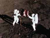 Neil Armstrong a Edwin Aldrin - první lidé na Msíci.
