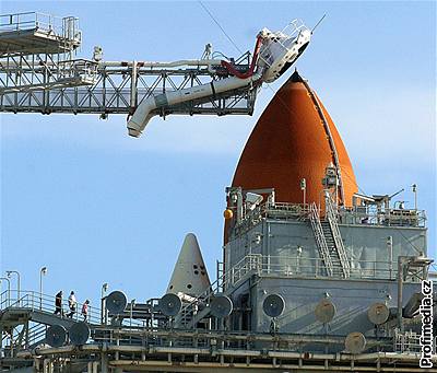 Technici kontrolují raketoplán Atlantis