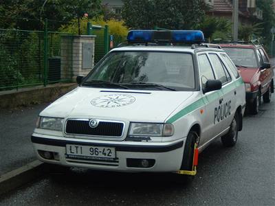 Policejní auto s botikou v Kamýcké ulici v Litomicích
