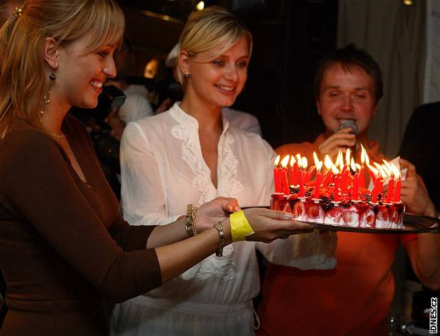 Modelky Renata Langmannová, Lucie Koaíková a moderátor Vlasta na narozeninové party Zdeka Style Hruhého