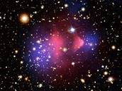 Sráka galaktických hvzdokup odhalila temnou hmotu