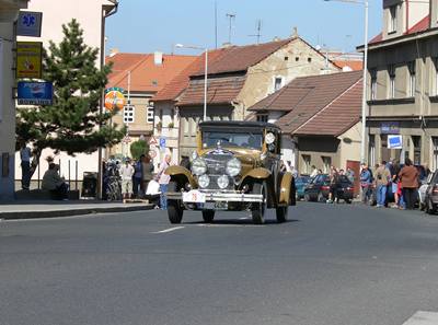 Historický Cadillac na snímku v prbhu závodu