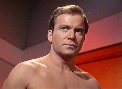 James T. Kirk (William Shatner) - Kapitán James T. Kirk (William Shatner) ze...