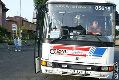 Autobus ze áru nad Sázavou na zastávce v Libouchci.