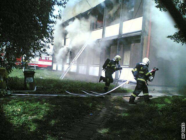 Ubytovnu plzeského pivovaru zachvátily plameny (7. záí 2006)