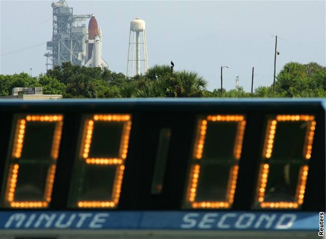 Raketoplán Atlantis eká na svj start v Kennedyho vesmírném centru