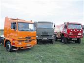 TRADICE POKRAUJE. Nové nákladní automobily Fox vedle dakarského speciálu Liaz Martina Macíka (vpravo). Fox technicky vychází práv z vozu Libereckých automobilových závod.
