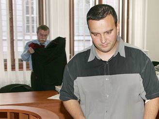 Bývalý policista Petr Morávek odchází od soudu s plroní podmínkou. (11. záí 2006)