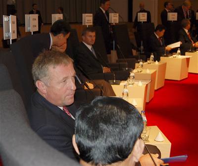 Mirek Topolánek hovoí v Helsinkách s thajským premiérem Tchaksinem inavatrou.