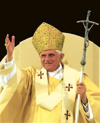 Benedikta XVI. naopak podpoila ada ímskokatolických hodnostá.