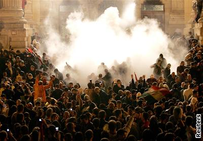 Maartí demonstranti zaútoili na budovu státní televize