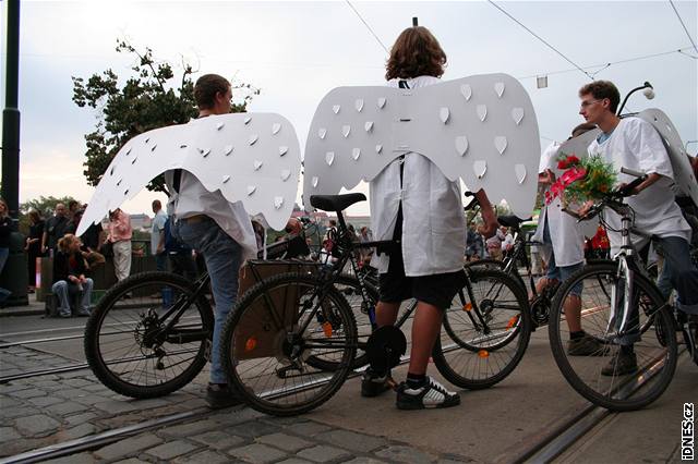 Praské Smetanovo nábeí ovládli na celý víkend chodci a cyklisté.