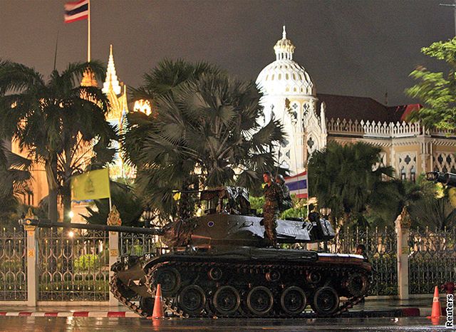 Tank ped budovou vlády v thajském Bangkoku