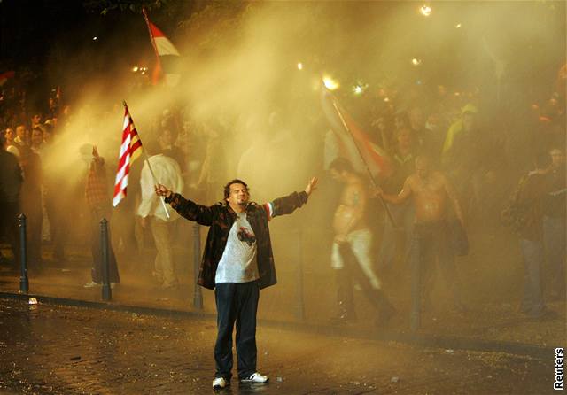 Lidé protestují ped budovou maarské státní televize