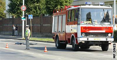 Cisterna mla zapnutý maják i sirénu.