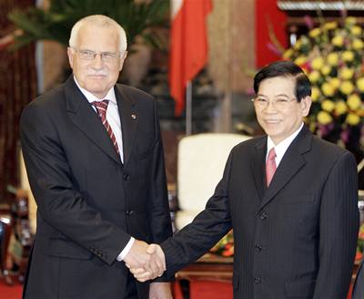 Prezident Václav Klaus si podává ruku s vietnamským protjkem Nguyenem Minhem Trietem