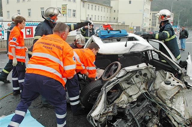 V Podbabské ulici v Praze se stetl favorit s autobusem