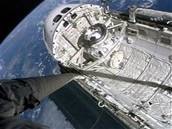 Kosmonauti sledují okolí Atlantisu na zábrech z kamery upevnné na patnáctimetrovém robotickém rameni