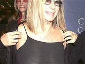 Barbra Streisandová si pod prsvitné aty nevzala podprsenku