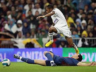 Real Madrid - Barcelona: Robinho (nahoe) a Guily