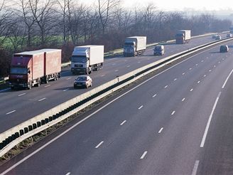 Kamion po silnicích, kde musí platit mýto, jezdí více, ne stát ekal.