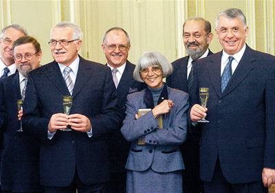 Jaroslava Moserová s dalími senátory a prezidentem Klausem (2004)