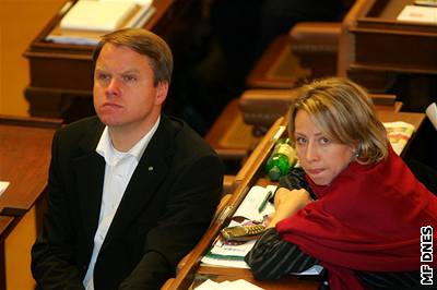 Martin Bursík je ve vlád, Kateina Jacques nov éfuje klubu poslanc SZ.
