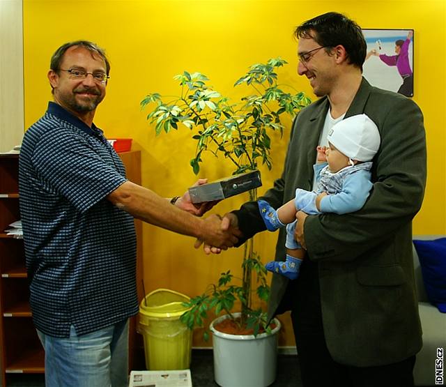 Autor vítzné fotografie v souti Kráska léta 2006 Petr Brynda (vpravo) pebírá hlavní výhru od zástupce éfredaktora Petra Pravdy, 6. íjna 2006