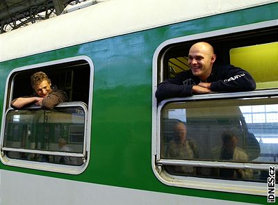 Radek Hromuko a Martin Langer vyrájí vlakem kolem eska
