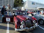 Nechybl ani Jaguar XK150 FHC z roku 1958 Anglian Charlese Gravese a Richarda Cooka, pochopiteln s pravostranným ízením.