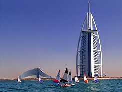 Dubaj, Hotel Burd Al Arab ve tvaru ob plachetnice