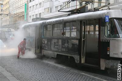 Poár tramvaje v praské Revoluní ulici
