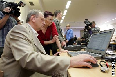 Jan Kasal a Miroslava Mencová sledují prbh voleb ve tábu KDU-SL